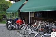 イメージ：雨でも濡れずにバイク、自転車を置けます。